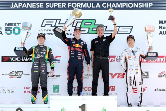 2位宮田莉朋（左：VANTELIN TEAM TOM’S）、3位坪井翔（右：P.MU/CERUMO・INGING）