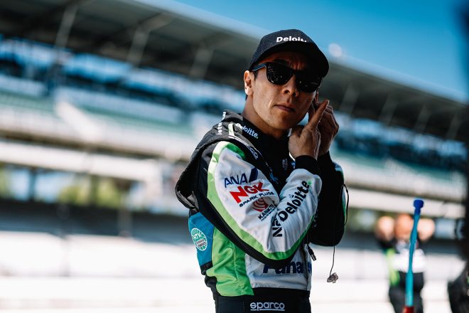 走行の準備を行う佐藤琢磨（チップ・ガナッシ・レーシング）