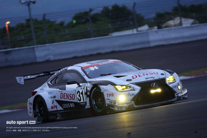 マシンのヘッドライトを入れずに撮影できるアングル、場所を見つけることも大事になる