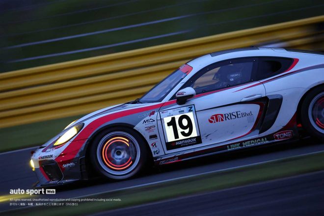 ブレーキローターの焼けを撮影するときのシャッタースピードは「160分の1以下」が望ましいと小笠原カメラマン。SSを下げるほど赤く光るが、その分テクニックが必要になる