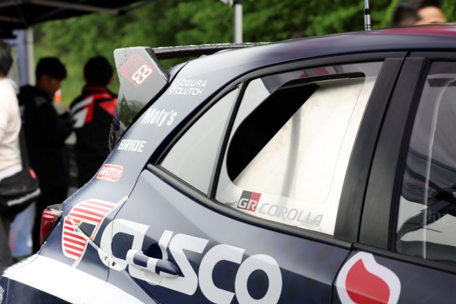 横向きでも風を取り込めるサイドの開口部