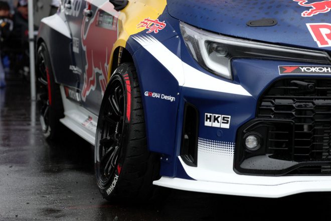 ストリートスポーツタイヤ『ADVAN NEOVA AD09』と、スポーツ系アルミホイール『ADVAN Racing RS-DF Progressive』が装着されたレッドブルGRカローラ