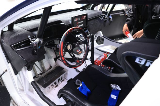 レッドブルGRカローラのコクピット。見てのとおり左ハンドル仕様となっている。