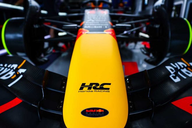 レッドブルRB19のフロントノーズに冠されるHRCロゴ