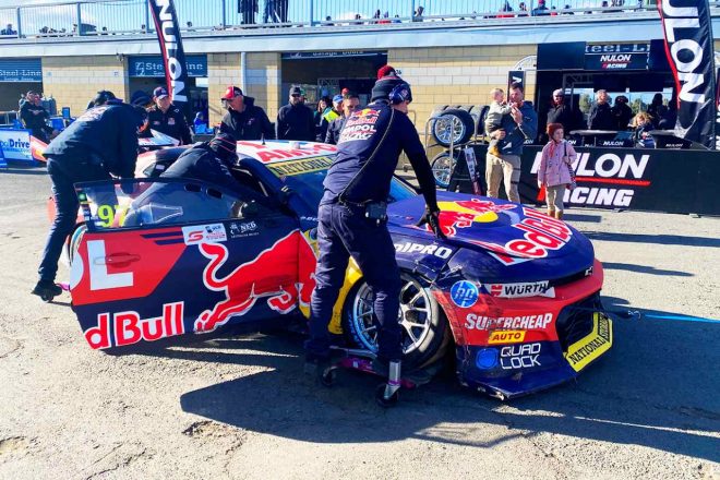 王者シェーン-ヴァン・ギズバーゲン(トリプルエイト・レースエンジニアリング)は、レース2のオープニングで姿を消すことに