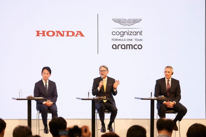 質疑応答を行うHRC渡辺康治社長／ホンダ三部敏宏社長／アストンマーティン・パフォーマンス・テクノロジーズのグループCEOを務めるマーティン・ウィットマーシュ