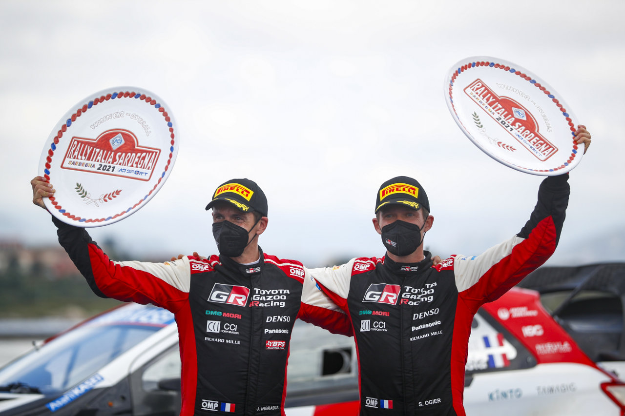サルディニアで過去4回の優勝経験を持つトヨタのセバスチャン・オジエ（右）