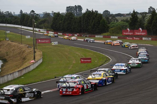 レース2では19番手スタートの王者ルーベンス・バリチェロ（フルタイム・スポーツ／トヨタ・カローラ）がジリジリと順位を挽回していく