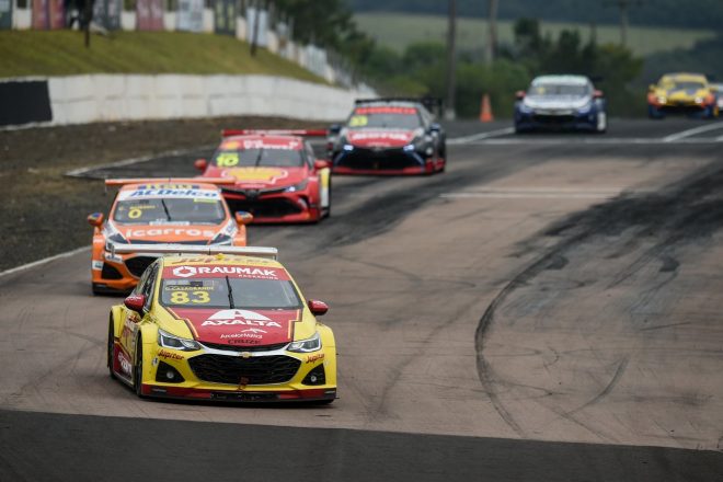 2021年チャンピオンのガブリエル・カサグランデ（A.マティス・フォーゲル／シボレー・クルーズ）もレース1の2位でランキング上位を守る