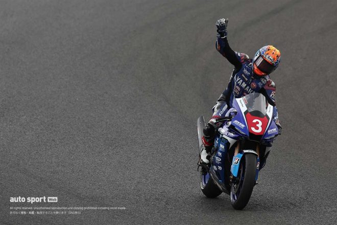 JSB1000初勝利のガッツポーズをする岡本裕生選手／2023全日本ロード第3戦SUGO