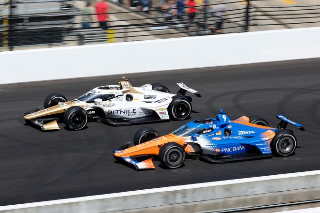 リナス・ヴィーケイと並んで走行するスコット・ディクソン