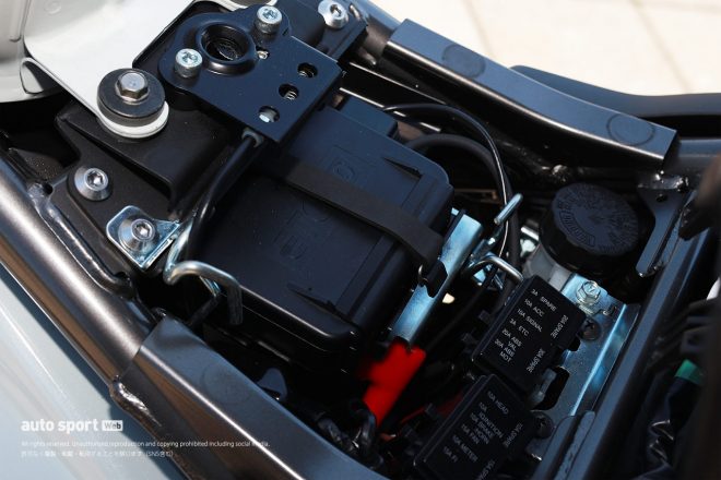 ETC2.0車載器。シート下に配置
