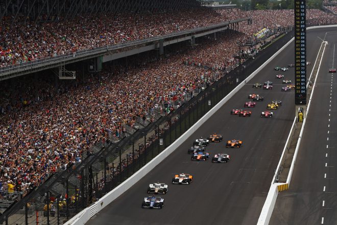 大観衆が見守る中、3列目グリッドからスタートする佐藤琢磨