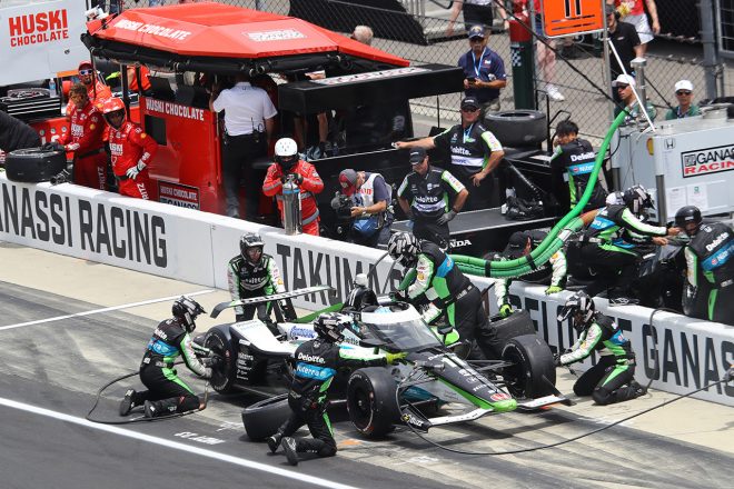 ピット作業を行う佐藤琢磨の11号車