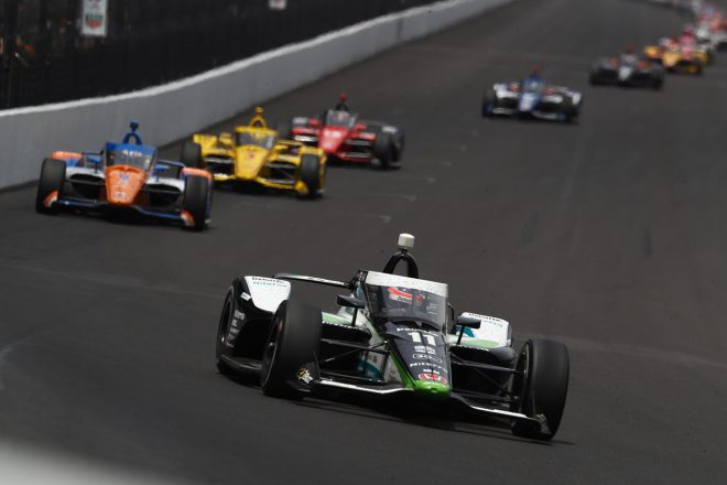 後方から追い上げを見せる佐藤琢磨