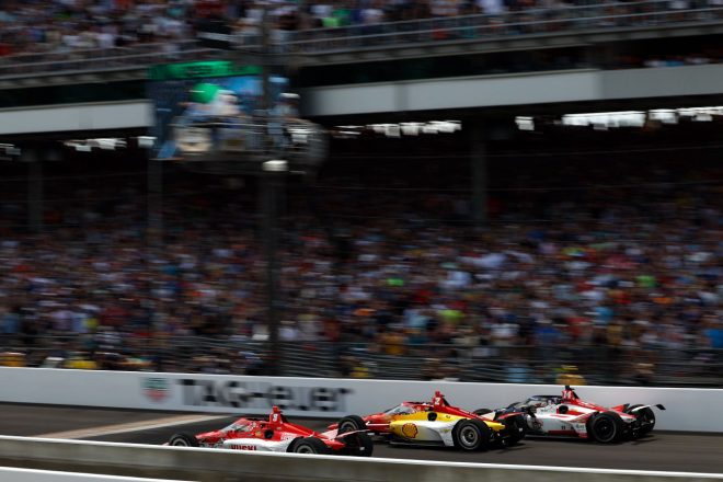 スリーワイドとなった（手前から）マーカス・エリクソン、ジョセフ・ニューガーデン、サンティーノ・フェルッチ