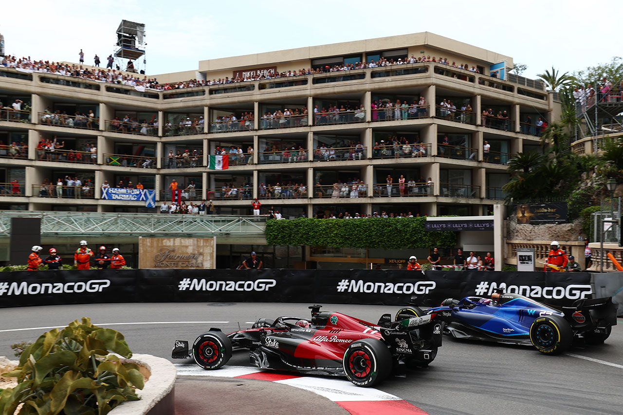 2023年F1第7戦モナコGP　バルテリ・ボッタス（アルファロメオ）がアレクサンダー・アルボン（ウイリアムズ）をオーバーテイク