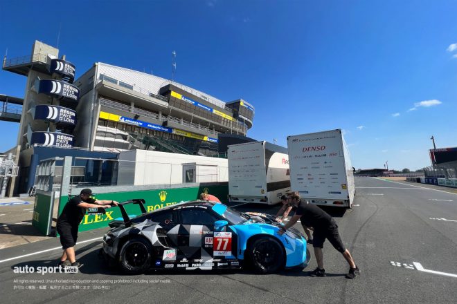 ピットロードへ運ばれる77号車ポルシェ911 RSR-19（デンプシー・プロトン・レーシング）。GTEカーがル・マンを走るのは今年が最後。来季2024年はGT3カーがWEC／ル・マンのGTカテゴリーに投入されます。