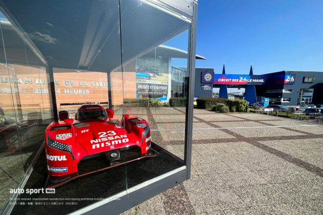 言わずと知れた“FF GT-R”ことニッサンGT-R LMニスモ。ゲートの直ぐ脇でスポーツカーファンを出迎えます。