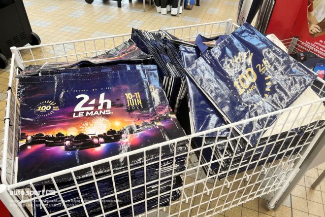現地スーパーマーケットの買い物袋もル・マン100周年記念カラーバージョンに。