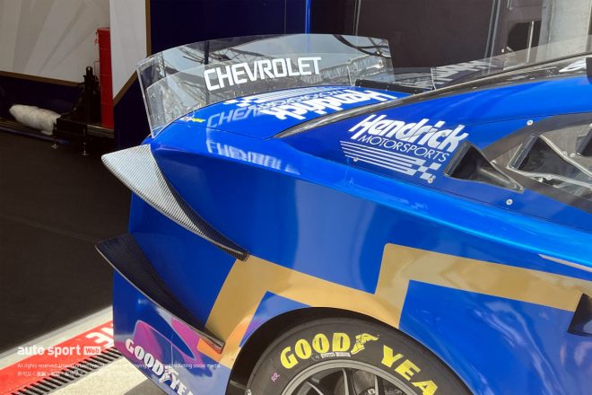 同じく24号車カマロZL1。リヤに巨大なスポイラーとカナードを装着しています。