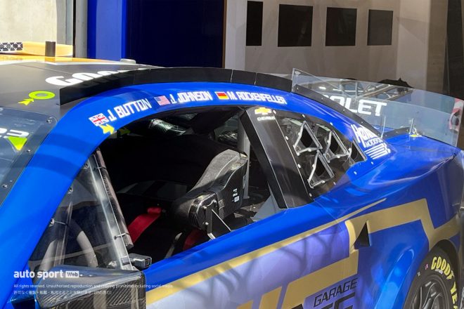 リヤに向けて気流を整える狙いでしょうか。ルーフレールに加えてシャークフィンも装備されています。