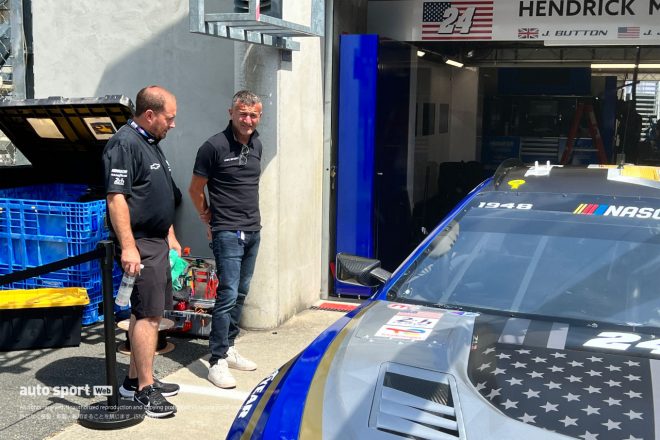 ニコラ・ミナシアンさんが、シボレー・カマロZL1を見にヘンドリック・モータースポーツのピットを訪れていました。