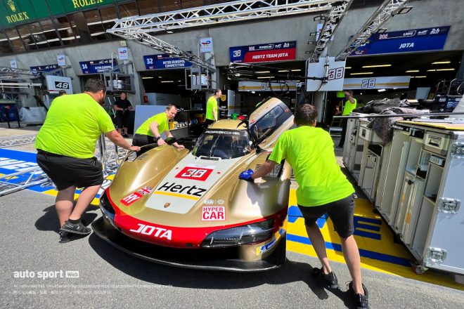 ピットガレージへ運び込まれるハーツ・チーム・JOTAの38号車ポルシェ963。デビュー2戦目でル・マンに挑みます。初陣となったWEC第3戦スパは6位入賞。