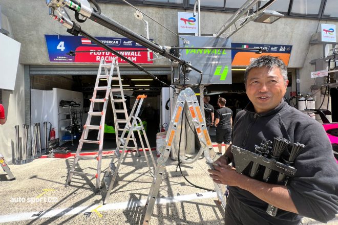 フロイド・ヴァンウォール・レーシングチームで設営作業にあたる川添直人メカニック。お疲れさまです！