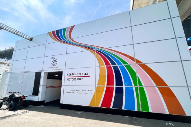 3台のポルシェ963と同様に、75周年の特別カラーが施されたポルシェ・ペンスキー・モータースポーツのピット裏。