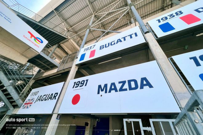 その中には堂々と日の丸を掲げる1991年優勝のマツダの看板も。