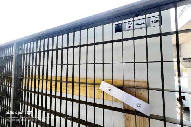 マツダのボードの裏側に回りますと、こんな風に取付けられていました。