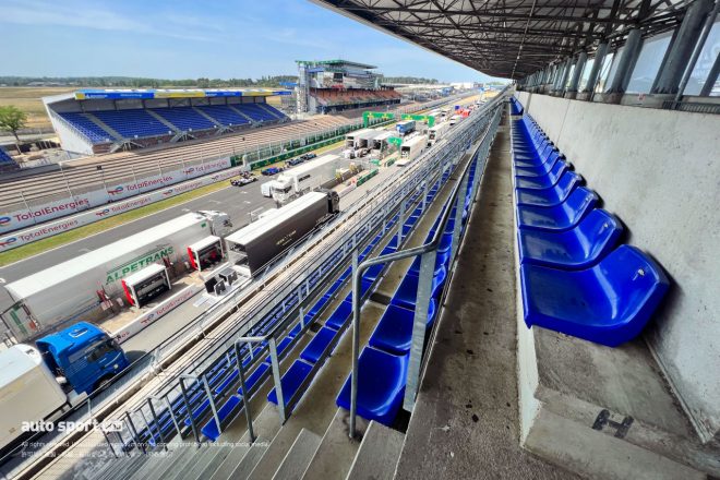 メインストレートを見渡せるグランドスタンドの椅子が一新されていました。