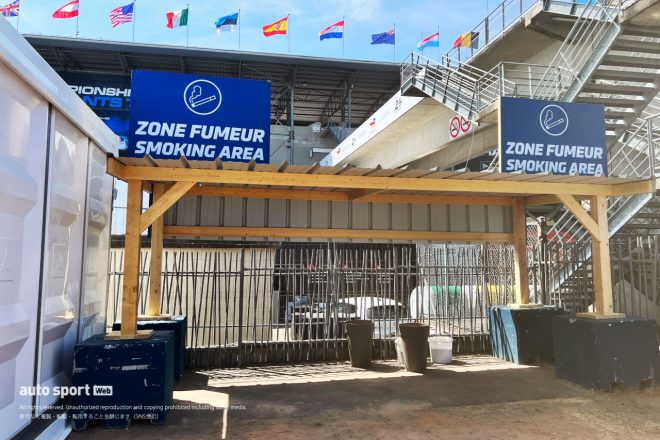 パドックは喫煙所以外での喫煙が禁止に。そのためスモーキングエリアが開設されました。