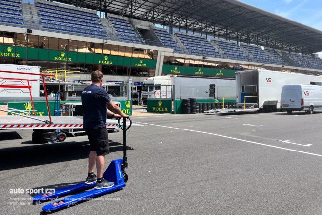 パレットトラックで坂道を下る“現場猫”案件のメカニック……。