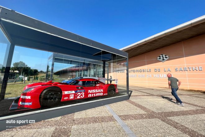 ニッサンGT-R LMニスモを一瞥しつつも閉店間際の売店へ急ぐ観客