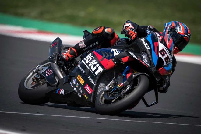 BMW M1000RRを駆るトム・サイクス（ROKiT BMW Motorrad WorldSBK Team）