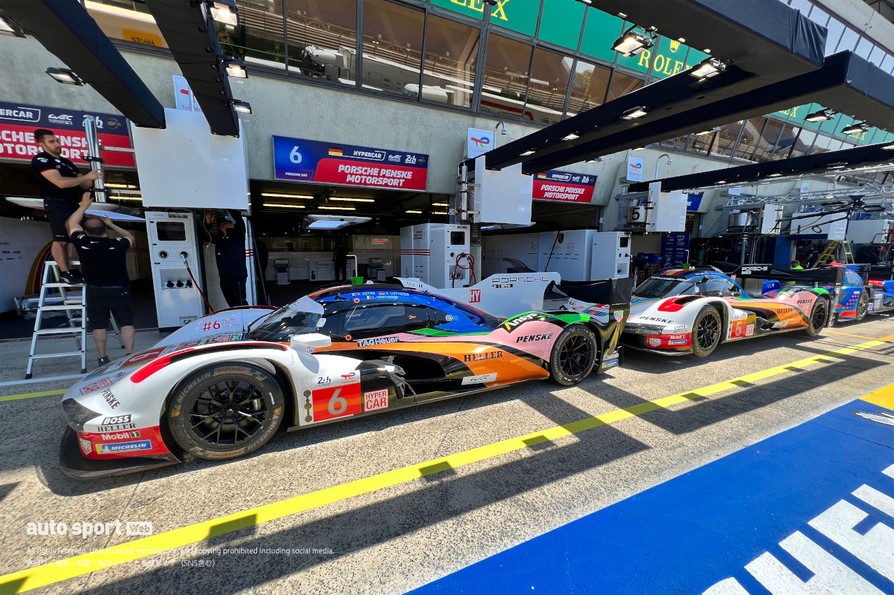 ピットロードに並んだポルシェ・ペンスキー・モータースポーツの5号車と6号車。どちらのポルシェ963もル・マン特別カラーが施されています。ポルシェ963は全4台が出場しますが、その内の3台がこのカラーリングです。