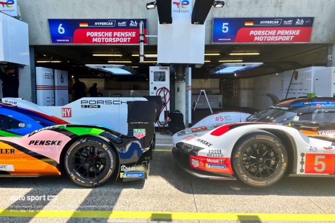 近年の車両大型化によって間隔が非常に狭くなっています。同時ピットはやりずらそうですね。ちなみに、写真に映る2台はエンジンフードから伸びるシャークフィンの色で見分けます6号車ロッテラー号は白、マコウィッキ号こと5号車は黒、3台目の75号車は赤です。