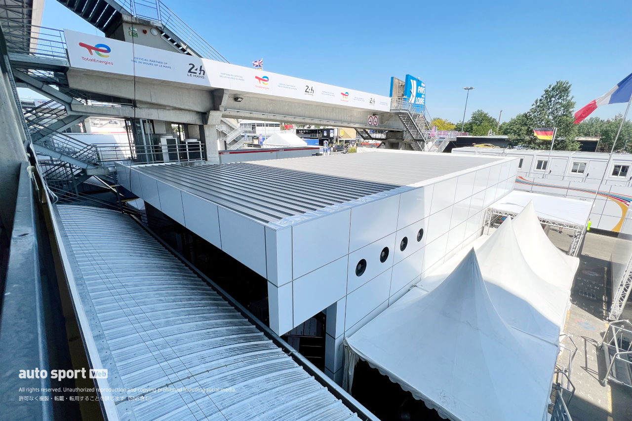 ピット裏のポルシェ・ペンスキー・モータースポーツのもはや建築物感のあるバックヤードビルディング。知らなければ常設の建物にしか見えませんよね。