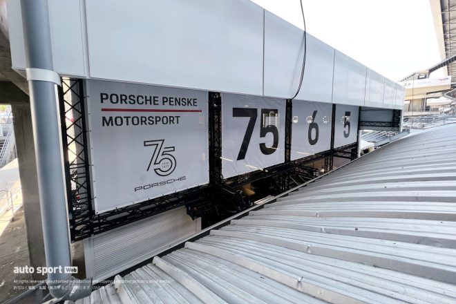 そのポルシェのバックヤードビルディングには75周年告知バナーが掲げられています。サードカーのゼッケンナンバーは言うまでもなくこの数字ですね。