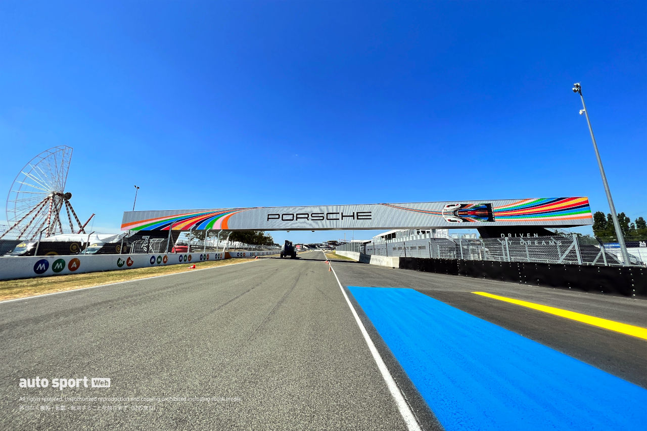 フォードシケイン手前には、新たに観客用のコース横断ブリッジが設置されました。よく見ると左手に移動遊園地の観覧車が。こちらも絶賛作業中のようです。