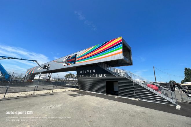 ポルシェのロゴとマシン、そしてマシンと同じ特別カラーで彩られた観客用ブリッジ