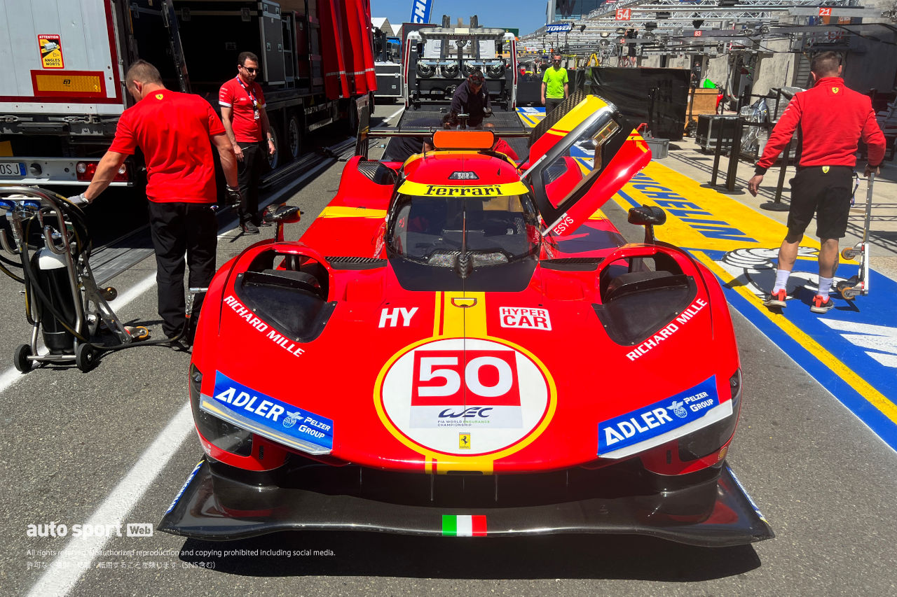 ピットロードに戻ってきますとフェラーリAFコルセのマシン、50号車フェラーリ499Pが降ろされているところでした。