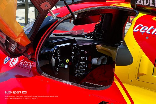 コクピットも覗いちゃいます。