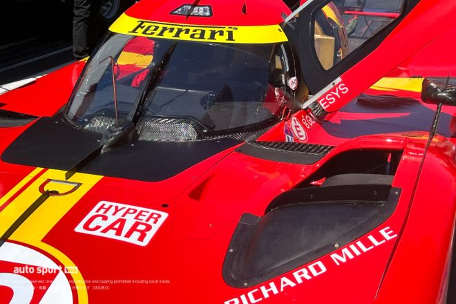 フロントフェンダー上にかなり高さのあるガーニーフラップが装着されていました。