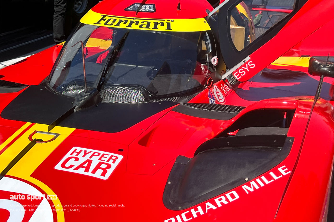 フロントフェンダー上にかなり高さのあるガーニーフラップが装着されていました。