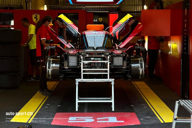 市内のリパブリック広場で行われる公開車検を前にピットで整備を受ける50号車フェラーリ499P