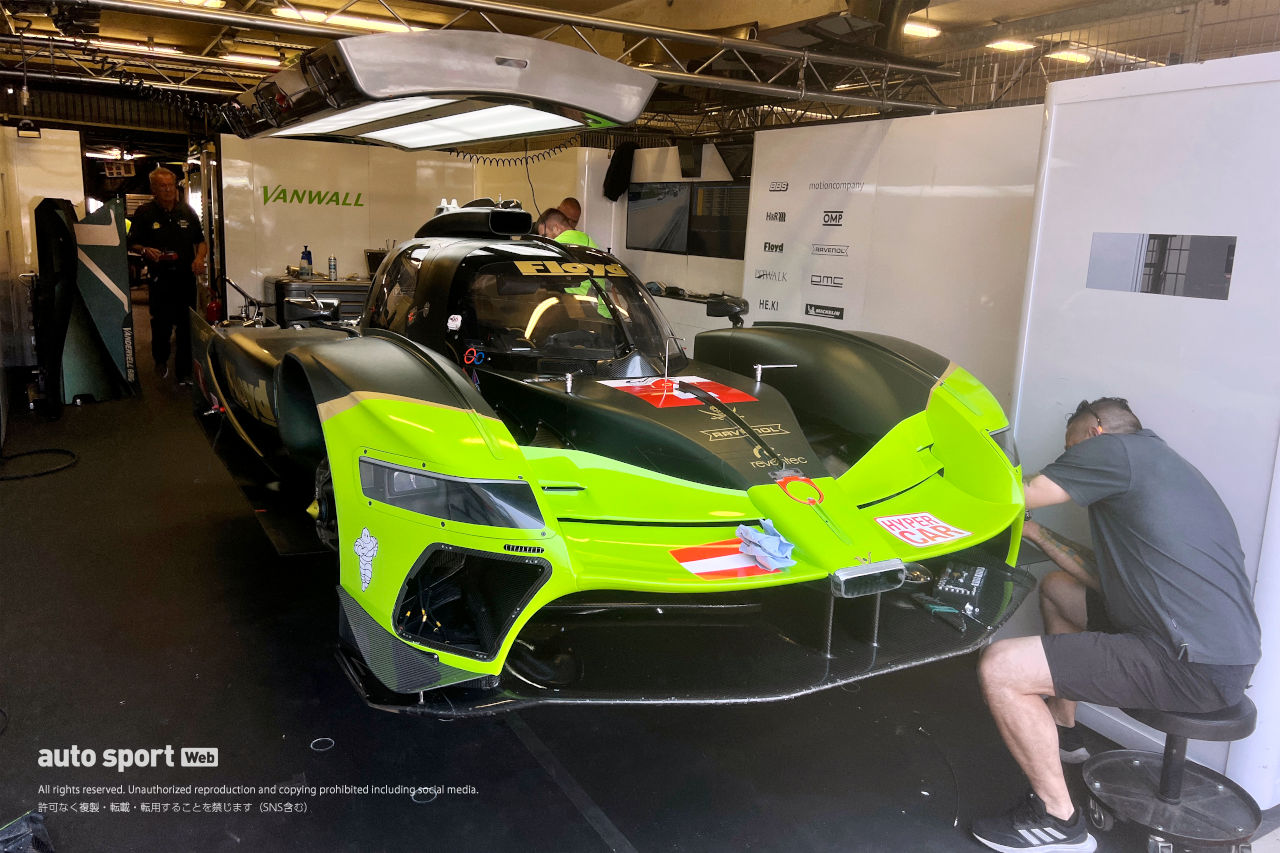 元F1王者ジャック・ビルヌーブとの間で不穏な空気が流れるフロイド・ヴァンウォール・レーシングチームのピットでは、4号車バンダーベル680の整備が行われていました。