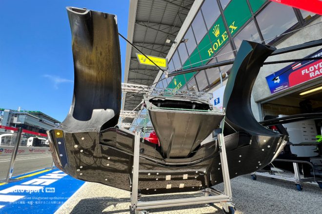 4号車ヴァンウォール・バンダーベル680のフロントノーズコーン。左右のフェンダーアーチがなければフォーミュラカーのそれですね。